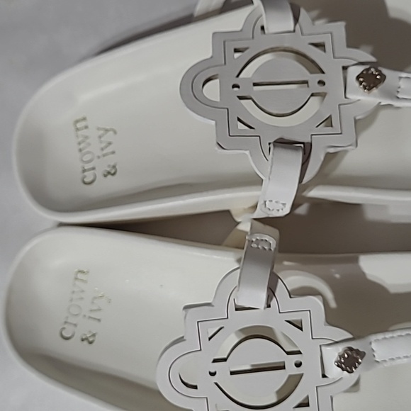 Crown and Ivy Sandals New - Picture 2 of 9